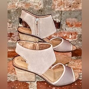 Tom's Eliana Tan Block Heeled Suede Sandals/Women's Sz9/ Like New Condition